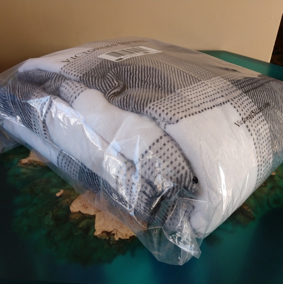 VS black & white plaid fleece blanket throw, NWT - Picture 6 of 7